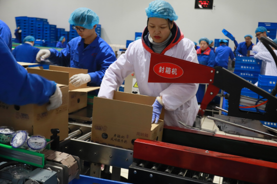 黨員帶頭赴一線 助力春節(jié)保生產(chǎn)—花花牛別樣“生產(chǎn)突擊隊(duì)”助力車間生產(chǎn) 黨員帶頭赴一線 助力春節(jié)保生產(chǎn)—花花牛別樣“生產(chǎn)突擊隊(duì)”助力車間生產(chǎn)