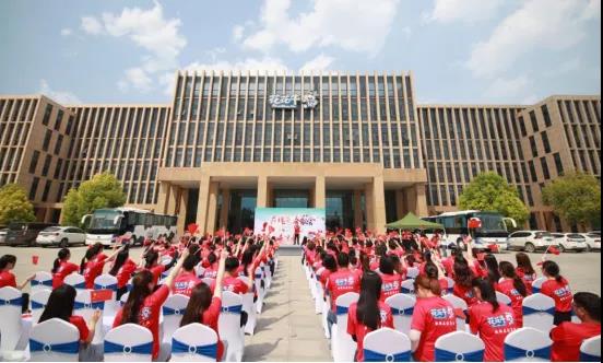 做白色的牛奶，創(chuàng)紅色的企業(yè)，花花牛乳業(yè)集團青春歌會慶祝建黨100周年