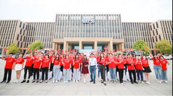 做白色的牛奶，創(chuàng)紅色的企業(yè)，花花牛乳業(yè)集團青春歌會慶祝建黨100周年