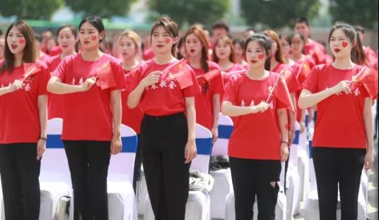 做白色的牛奶，創(chuàng)紅色的企業(yè)，花花牛乳業(yè)集團青春歌會慶祝建黨100周年