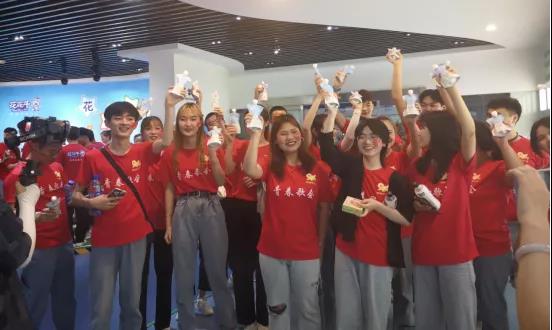 做白色的牛奶，創(chuàng)紅色的企業(yè)，花花牛乳業(yè)集團青春歌會慶祝建黨100周年