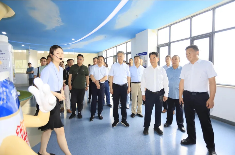 花花牛丨中國(guó)人民大學(xué)河南校友會(huì)蒞臨花花牛參觀座談 花花牛丨中國(guó)人民大學(xué)河南校友會(huì)蒞臨花花牛參觀座談