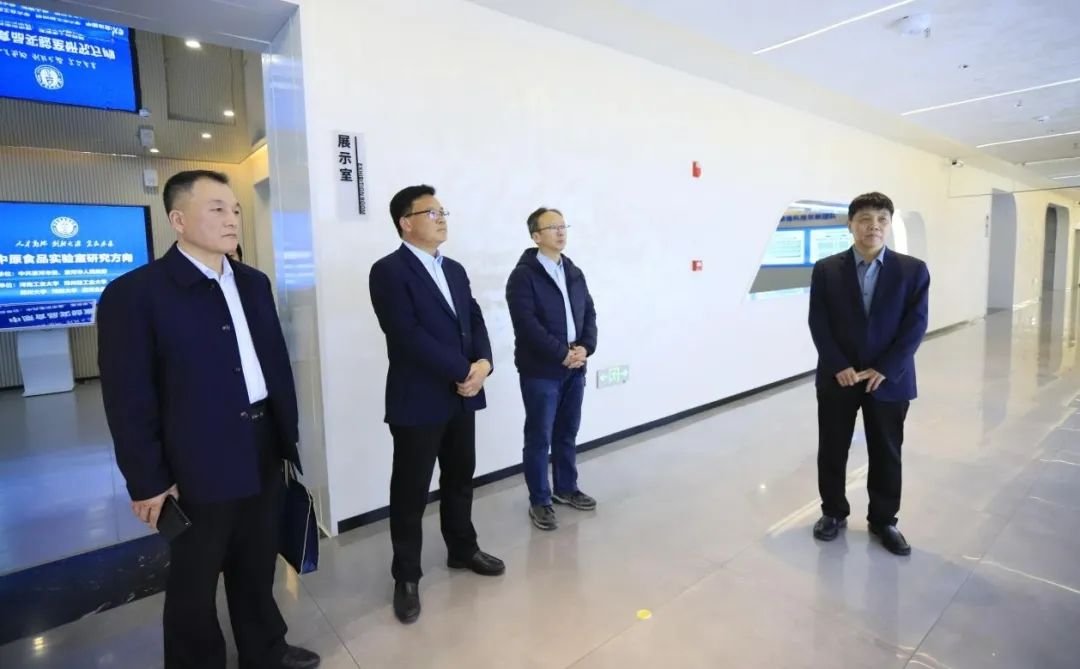 花花牛乳業(yè)集團(tuán)黨委書記、董事長唐洪峰一行赴中原食品實驗室同中國工程院院士、中原食品實驗室主任任發(fā)政座談交流