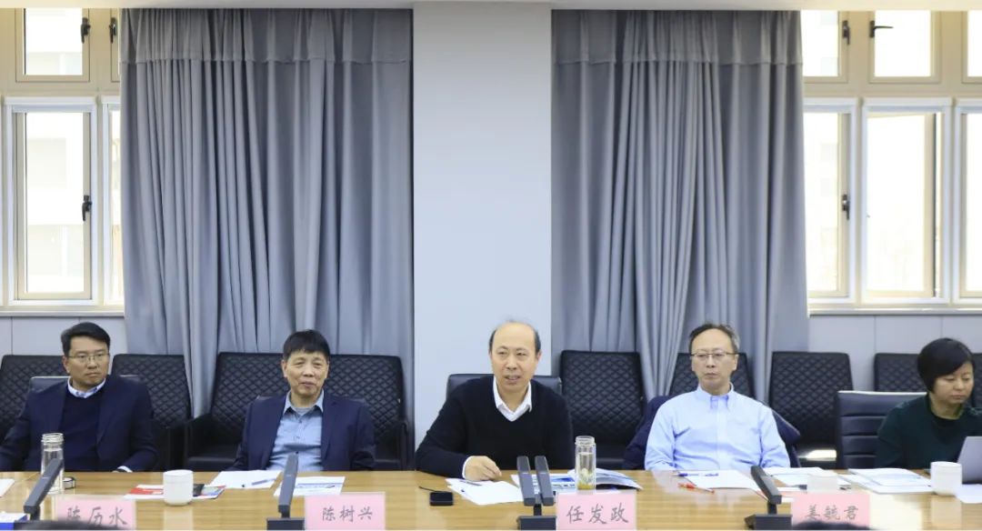 花花牛乳業(yè)集團(tuán)黨委書記、董事長唐洪峰一行赴中原食品實驗室同中國工程院院士、中原食品實驗室主任任發(fā)政座談交流