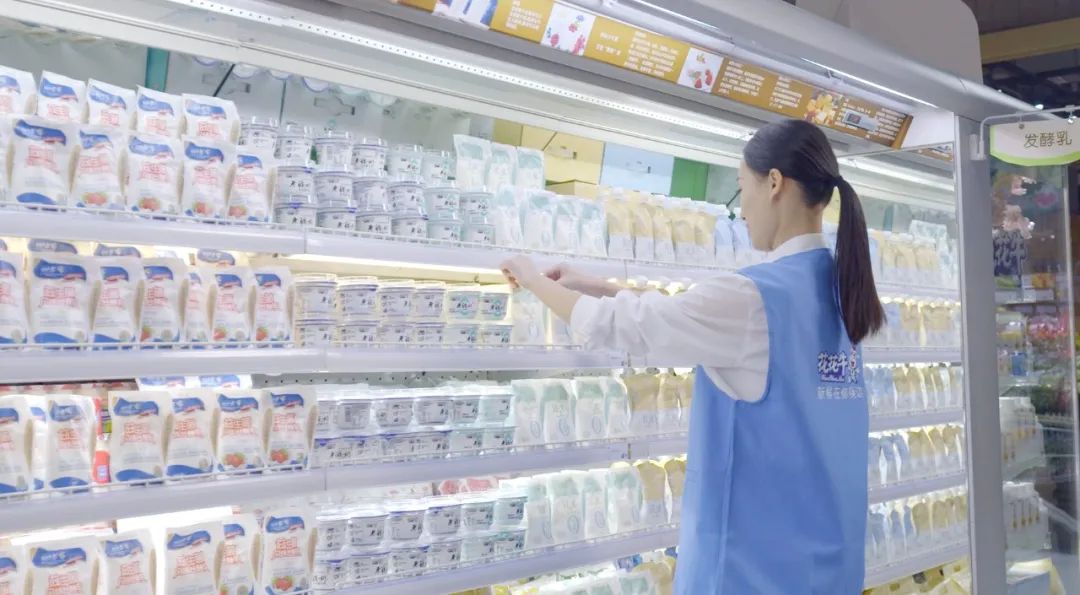 點(diǎn)贊！河南日?qǐng)?bào)要聞02版——報(bào)道花花牛乳業(yè)集團(tuán)鄭州分公司乳制品生產(chǎn)場景，彰顯花花牛乳業(yè)集團(tuán)發(fā)展新活力