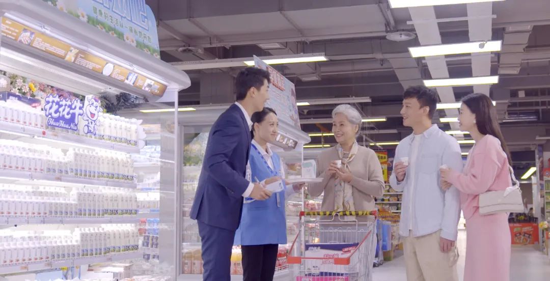 點(diǎn)贊！河南日?qǐng)?bào)要聞02版——報(bào)道花花牛乳業(yè)集團(tuán)鄭州分公司乳制品生產(chǎn)場景，彰顯花花牛乳業(yè)集團(tuán)發(fā)展新活力