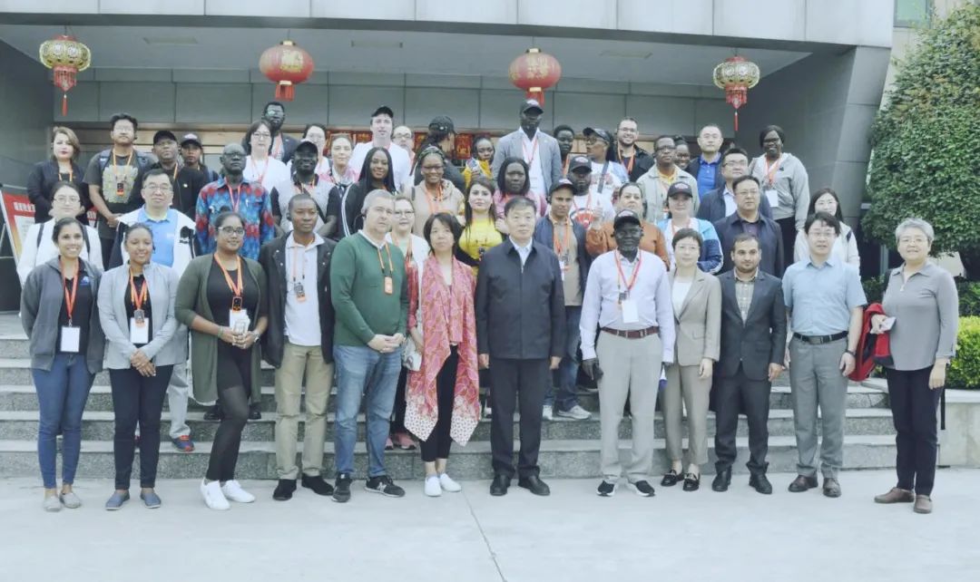 北京大學南南合作與發(fā)展學院教授、全球伙伴關(guān)系主任周詠梅一行蒞臨花花牛平輿瑞亞牧業(yè)參觀調(diào)研