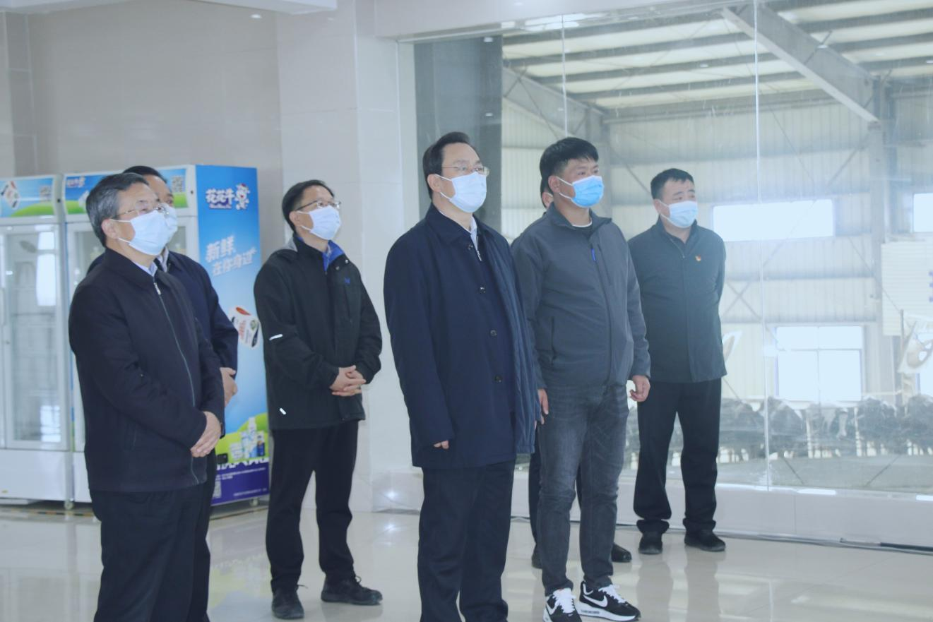 河南省人大常委會黨組書記、副主任孔昌生蒞臨花花牛魯山瑞亞牧場參觀調(diào)研