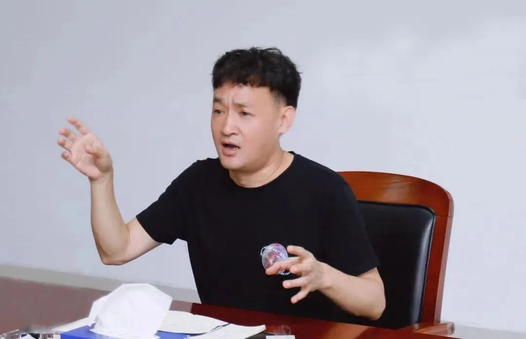 勇?lián)姑な卣齽?chuàng)新｜花花牛乳業(yè)集團召開營銷、養(yǎng)殖及飼料月度經(jīng)營工作會議