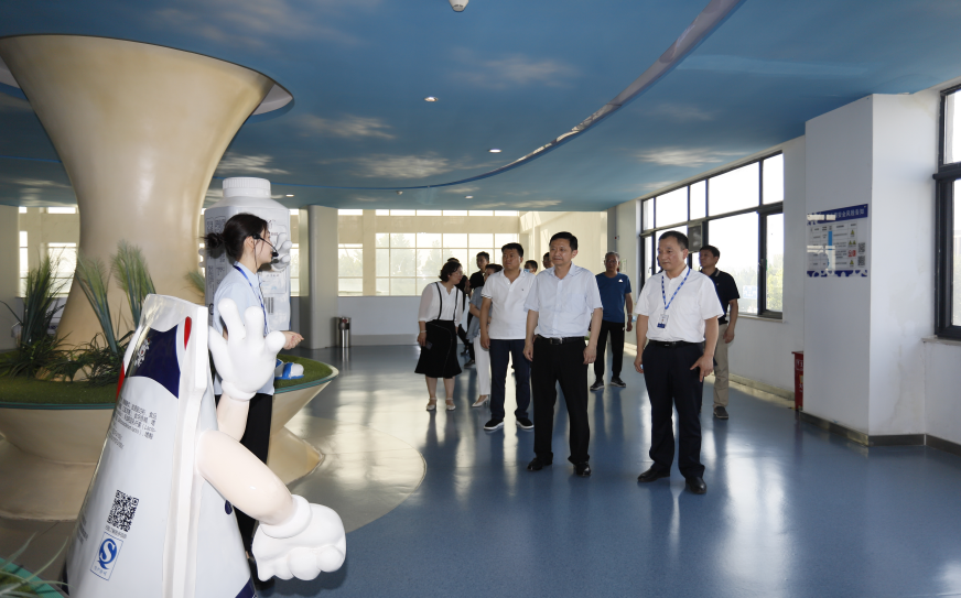 快訊|鄭州市二七區(qū)委副書(shū)記、區(qū)長(zhǎng)虎榮鑫蒞臨河南花花牛乳業(yè)集團(tuán)調(diào)研