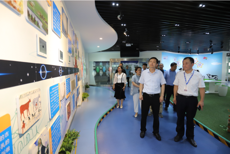 快訊|鄭州市二七區(qū)委副書(shū)記、區(qū)長(zhǎng)虎榮鑫蒞臨河南花花牛乳業(yè)集團(tuán)調(diào)研