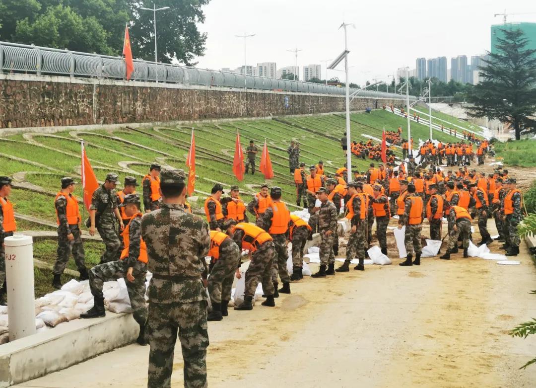 大雨無情人有情！花花牛乳業(yè)慰問常莊水庫(kù)抗洪搶險(xiǎn)官兵