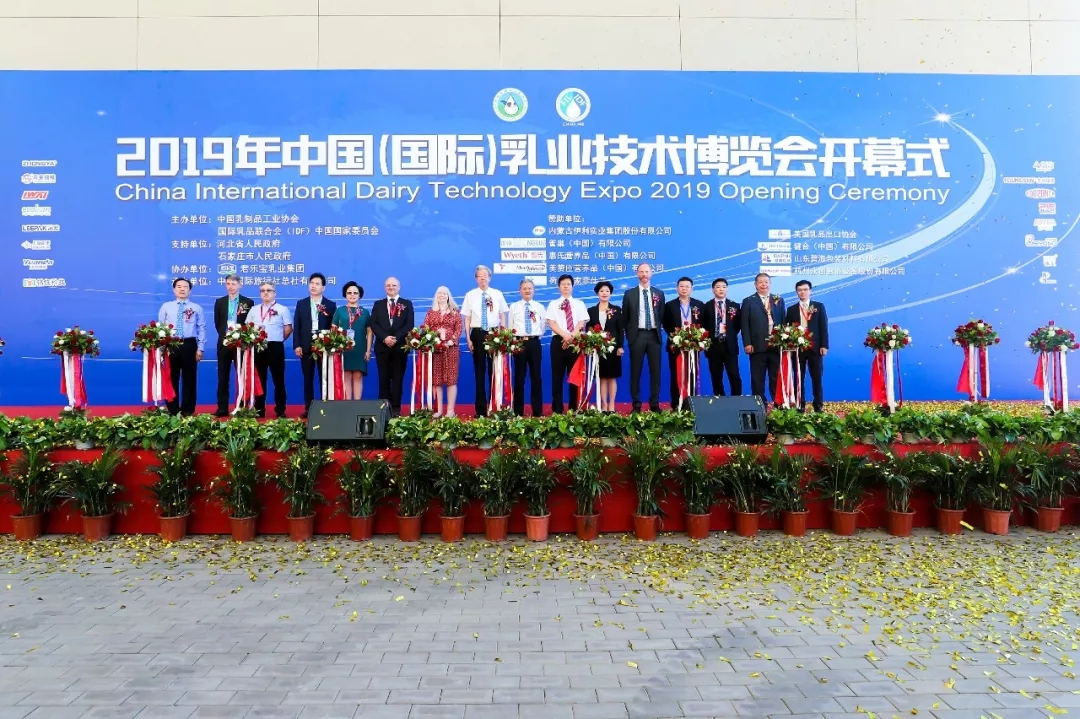 中國乳制品工業(yè)協(xié)會第二十五次年會召開！花花?？偛枚T峰獲“振興乳業(yè)領(lǐng)軍人”榮譽(yù)稱號