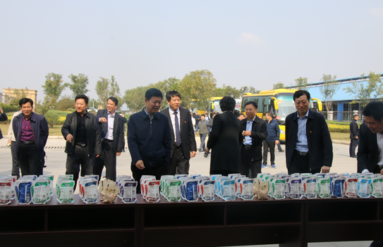 河南省農(nóng)牧業(yè)產(chǎn)業(yè)扶貧工作觀摩團蒞臨花花牛集團·魯山瑞亞牧業(yè)有限公司參觀考察 河南省農(nóng)牧業(yè)產(chǎn)業(yè)扶貧工作觀摩團蒞臨花花牛集團·魯山瑞亞牧業(yè)有限公司參觀考察