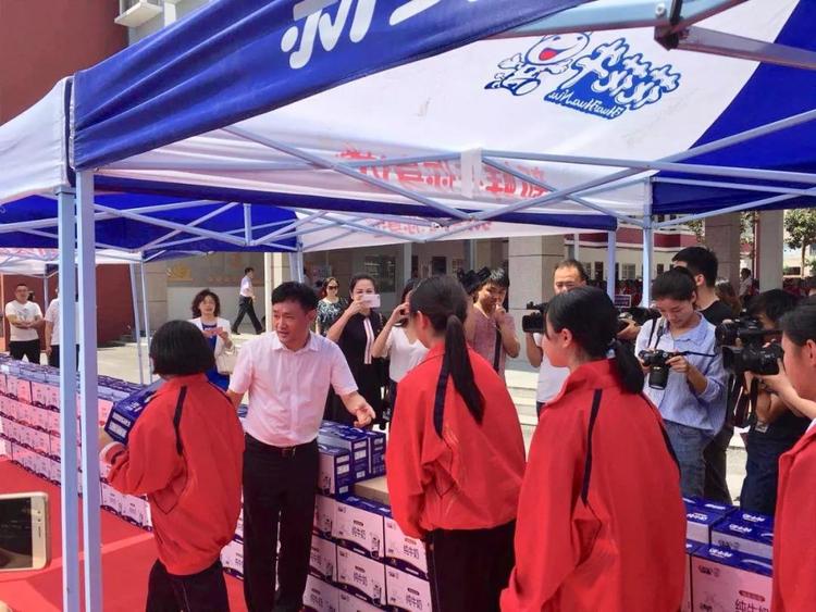 “健康中原，牛奶伴您行——花花牛乳業(yè)集團(tuán)2018中國小康牛奶行動” 公益助學(xué)啟動儀式隆重舉行