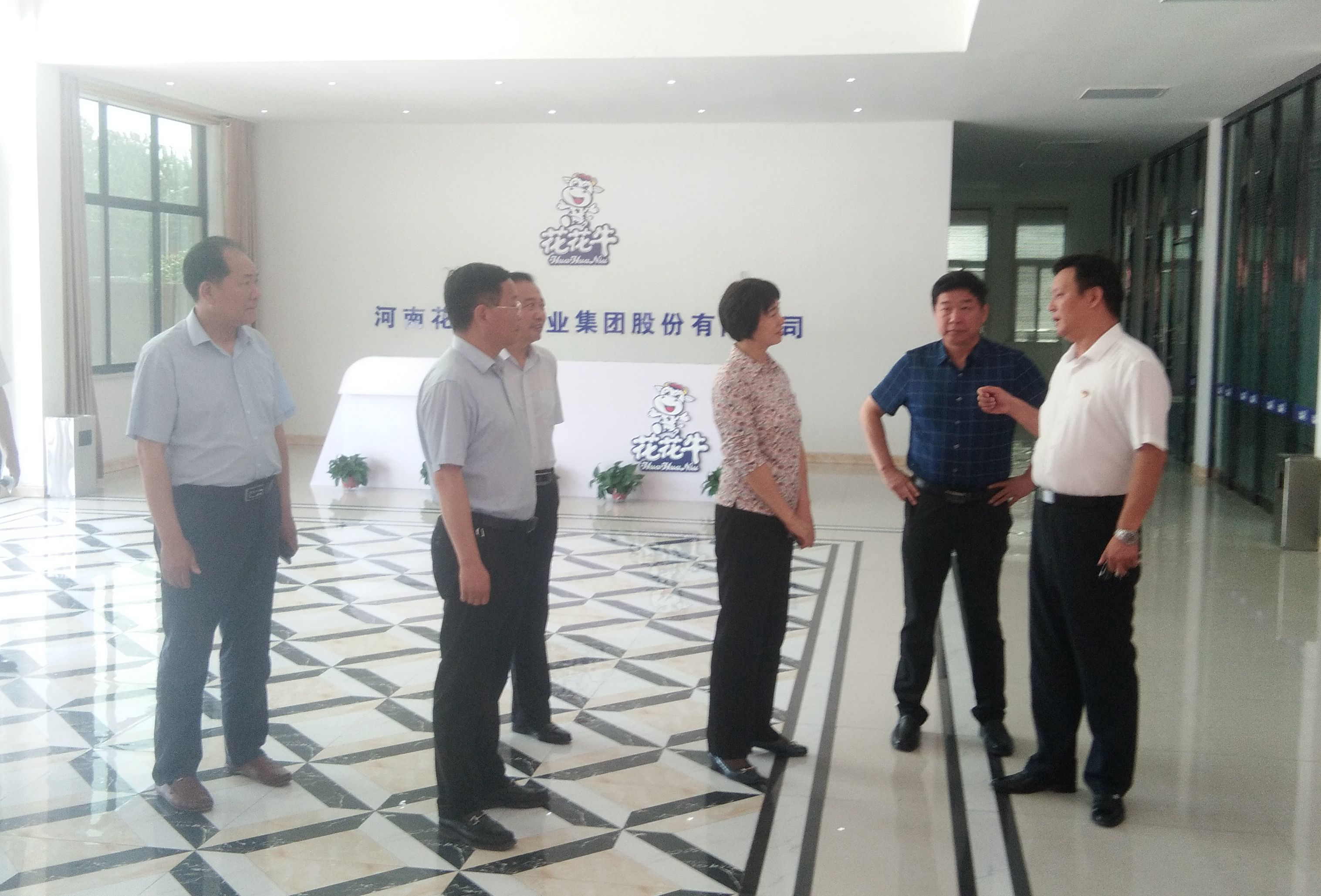 駐馬店市委常委、統(tǒng)戰(zhàn)部長姚新文 蒞臨花花牛乳業(yè)集團(tuán)總部調(diào)研