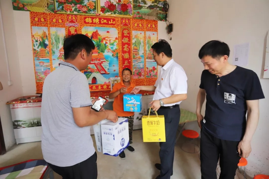 花花牛乳業(yè)集團(tuán)走訪慰問貧困戶 結(jié)對幫扶暖人心 花花牛乳業(yè)集團(tuán)走訪慰問貧困戶 結(jié)對幫扶暖人心