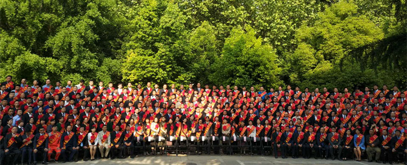 河南花花牛乳業(yè)集團(tuán)股份有限公司阮曉琦、王曉龍榮獲“鄭州市勞動(dòng)模范”榮譽(yù)稱號(hào)