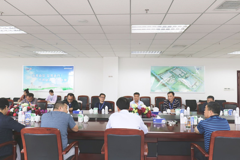 二七區(qū)張超副區(qū)長蒞臨花花牛公司 調研指導工作 二七區(qū)張超副區(qū)長蒞臨花花牛公司 調研指導工作