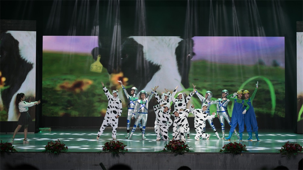 “不忘初心、聚力前行” 花花牛集團(tuán)2018迎新春聯(lián)歡會隆重舉行