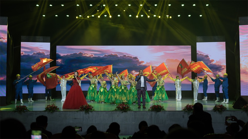 “不忘初心、聚力前行” 花花牛集團(tuán)2018迎新春聯(lián)歡會隆重舉行