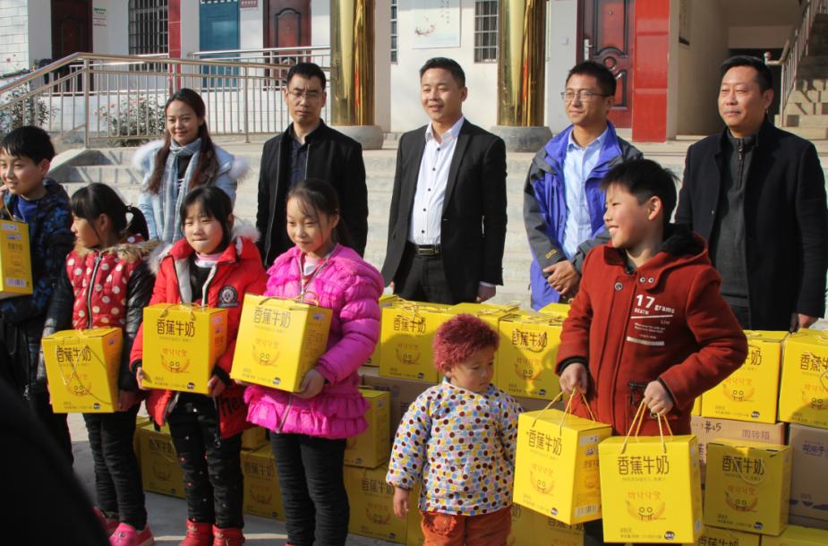 花花牛走進(jìn)新密白龍廟村 讓山區(qū)的孩子喝到最新鮮的牛奶 花花牛走進(jìn)新密白龍廟村 讓山區(qū)的孩子喝到最新鮮的牛奶