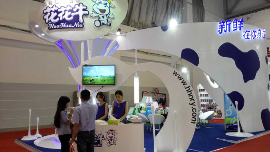 花花牛牛氣沖天！農(nóng)業(yè)部長(zhǎng)品嘗“領(lǐng)暢”點(diǎn)贊，又獲國(guó)際奶業(yè)平臺(tái)青睞