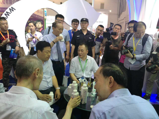 花花牛牛氣沖天！農(nóng)業(yè)部長(zhǎng)品嘗“領(lǐng)暢”點(diǎn)贊，又獲國(guó)際奶業(yè)平臺(tái)青睞