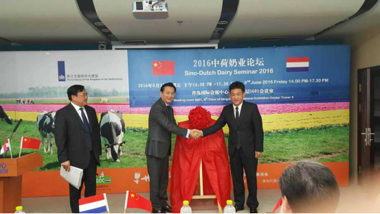 花花牛牛氣沖天！農(nóng)業(yè)部長(zhǎng)品嘗“領(lǐng)暢”點(diǎn)贊，又獲國(guó)際奶業(yè)平臺(tái)青睞