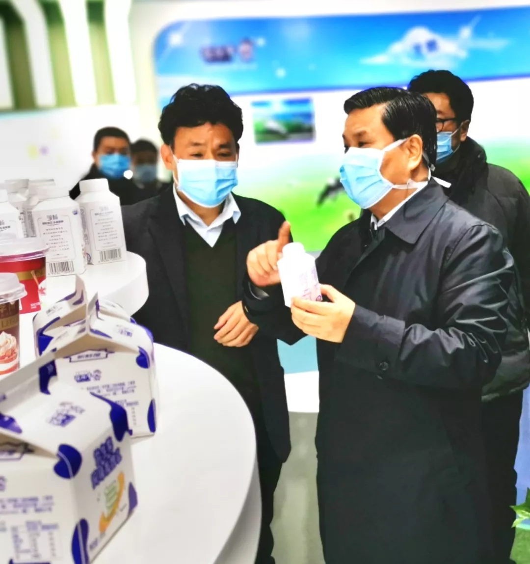 快訊丨河南省副省長武國定蒞臨花花牛乳業(yè)集團(tuán)調(diào)研重點保障企業(yè)復(fù)工復(fù)產(chǎn)情況 快訊丨河南省副省長武國定蒞臨花花牛乳業(yè)集團(tuán)調(diào)研重點保障企業(yè)復(fù)工復(fù)產(chǎn)情況