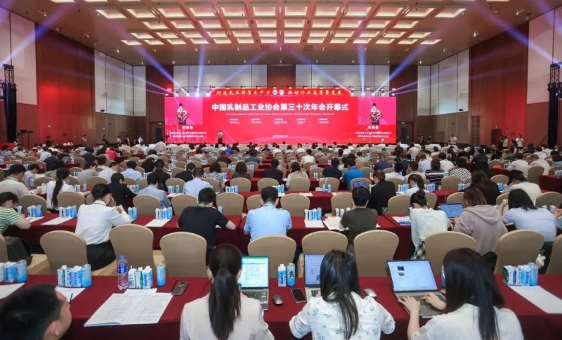 花花牛乳業(yè)集團黨委書記、董事長唐洪峰一行參加中國乳制品工業(yè)協(xié)會第三十次年會暨2024中國（國