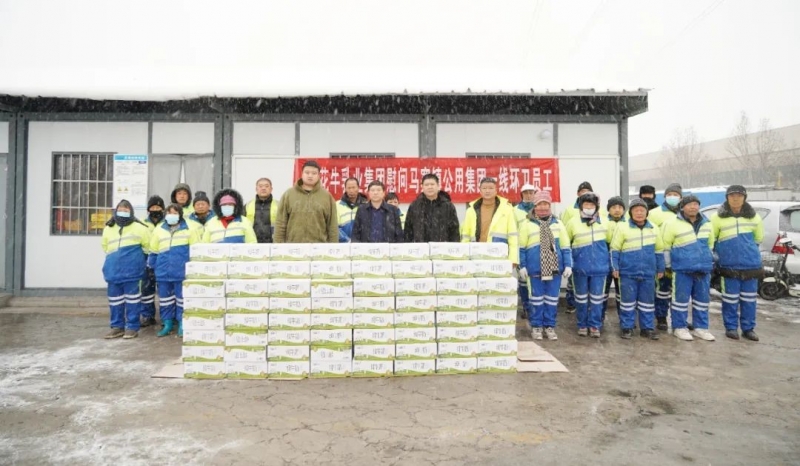 慰問一線環(huán)衛(wèi)工，禮贈(zèng)新鮮花花牛