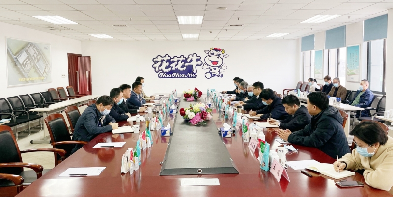 河南省委常委、副省長(zhǎng)費(fèi)東斌蒞臨 花花牛乳業(yè)集團(tuán)調(diào)研