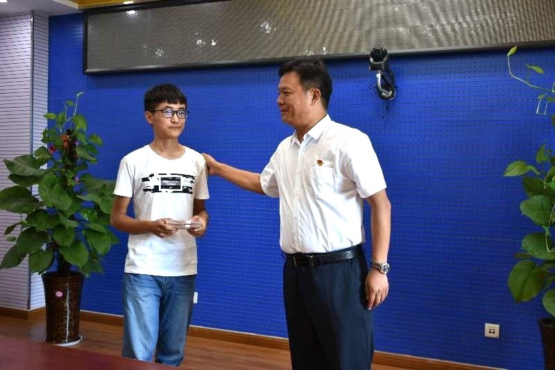 花花牛濟(jì)困解難，助力學(xué)子圓夢(mèng)香江