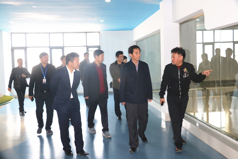 封丘縣縣長王獻(xiàn)臣一行蒞臨花花牛集團(tuán)養(yǎng)殖、乳品事業(yè)部參觀調(diào)研