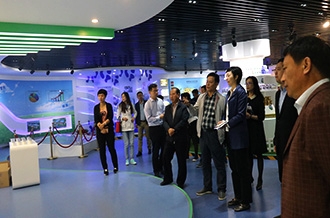 鄭州市二七區(qū)區(qū)委、統(tǒng)戰(zhàn)部部長王玉紅蒞臨花花牛生物科技有限公司參觀指導(dǎo)