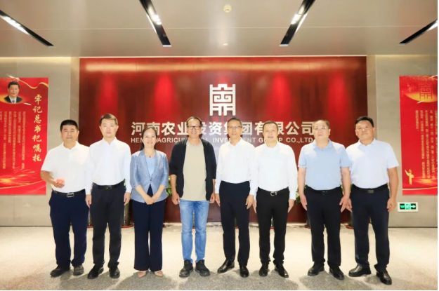 東方甄選俞敏洪先生到訪河南農投集團，品嘗花花牛產品并給予高度評價